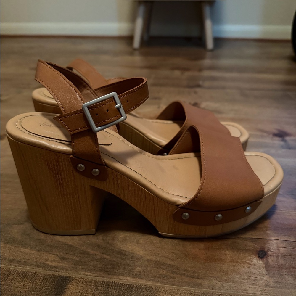 Universal Thread Tan Platform Heels - Picture 3 of 4
